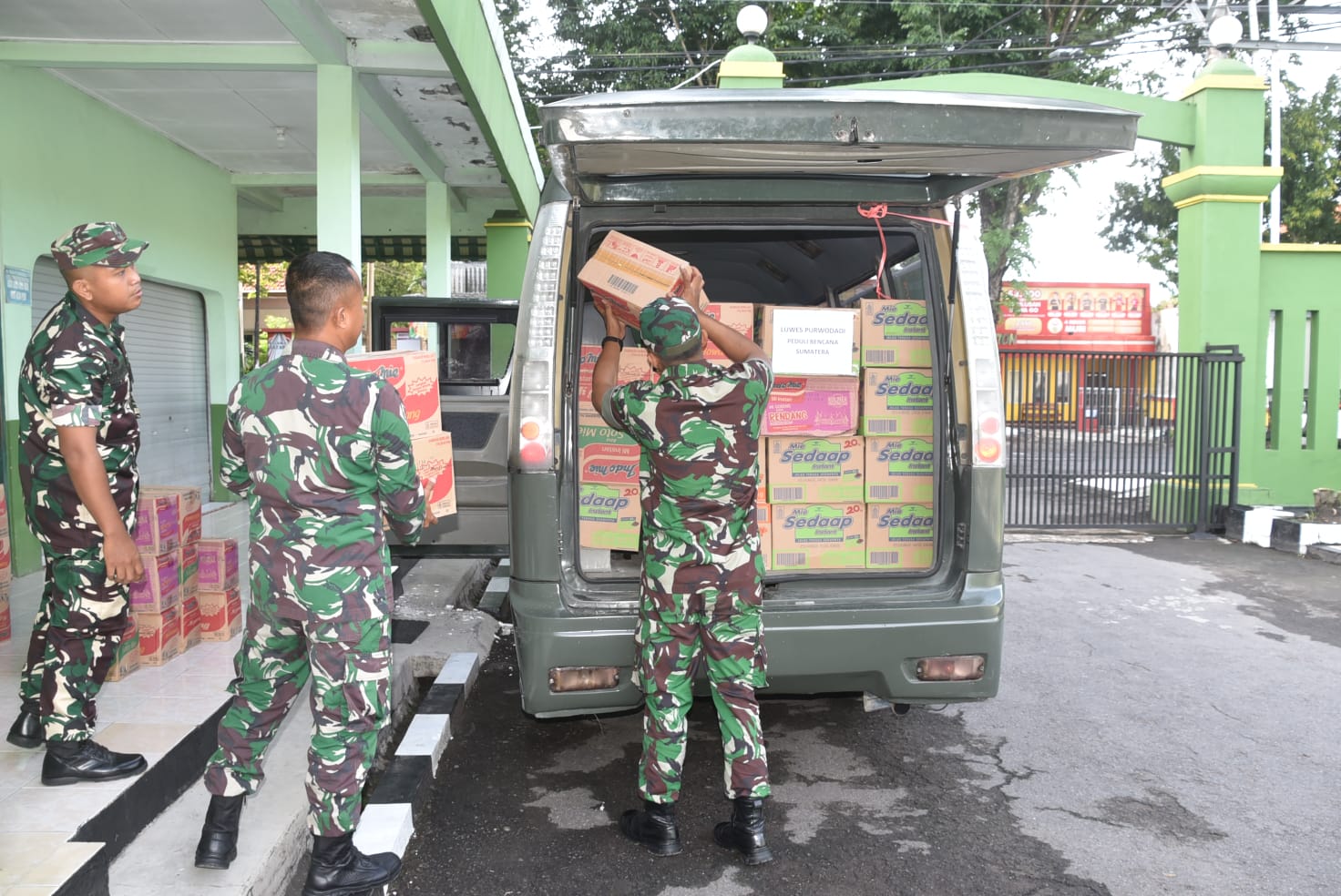 PEDULI: Kodim 0717/Grobogan saat memberikan bantuan kemanusiaan ke korban banjir Sumatera.