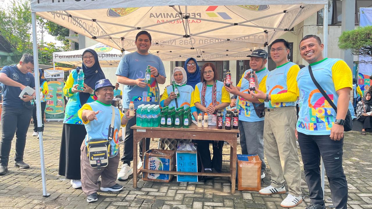 BERDAYA: Wakil Bupati Jepara Gus Hajar mengunjungi stan produk dari penyandang disabilitas Jepara.