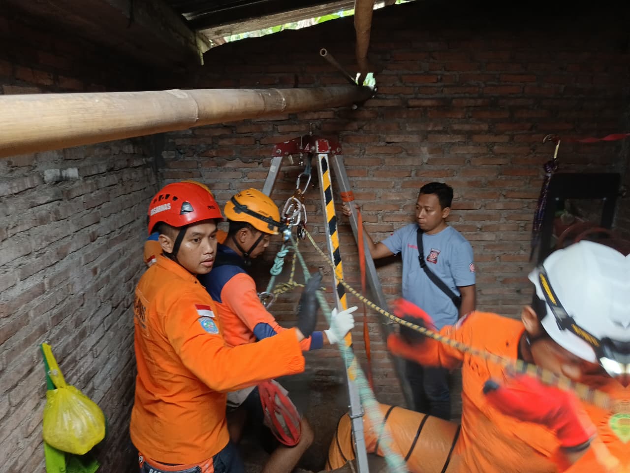 DRAMATIS: Tim gabungan evakuasi pemuda yang tercebur ke dalam sumur di Desa Geneng, Batealit, Minggu (7/12).