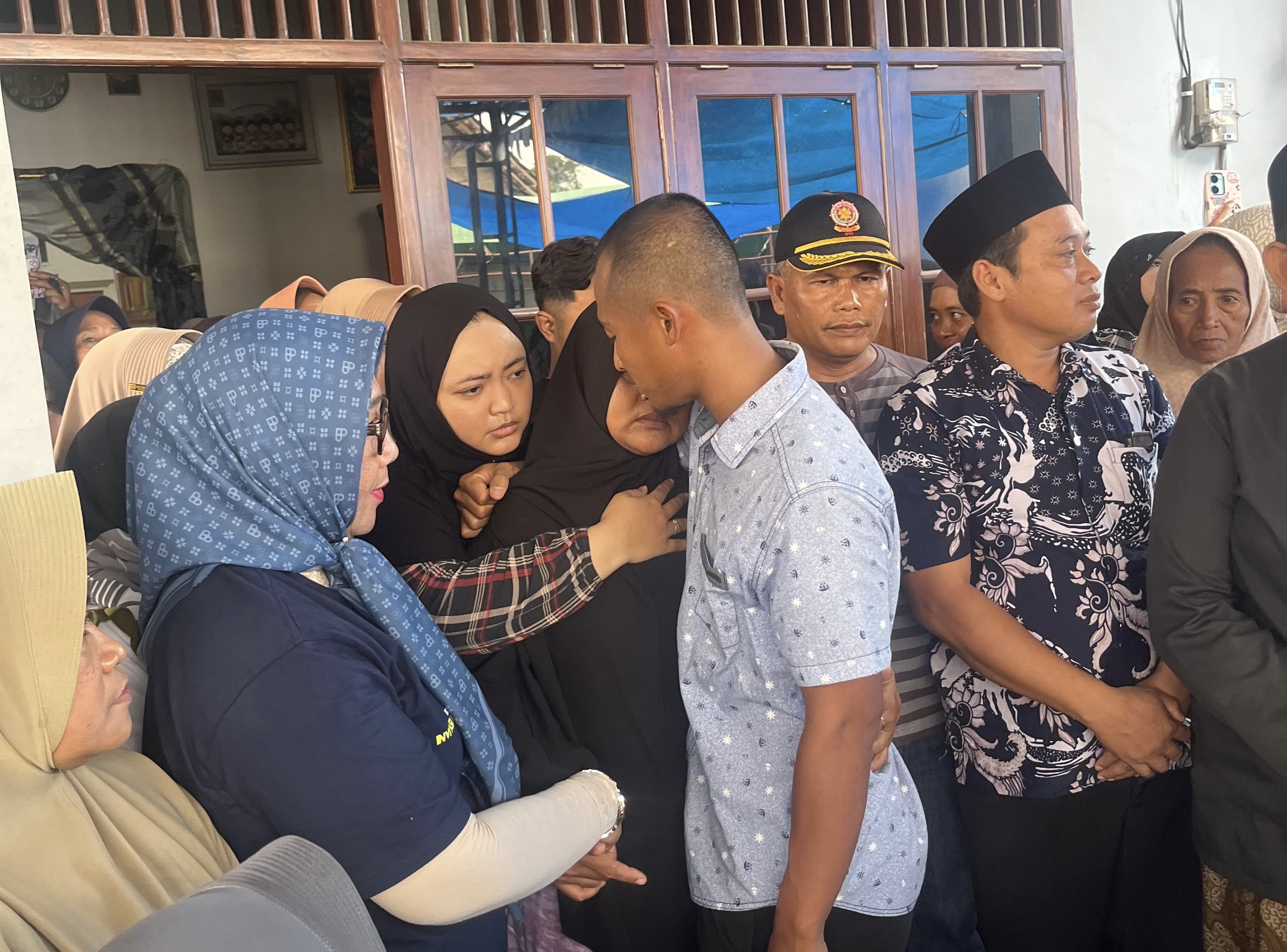 Isak tangis keluarga saat jenazah Sutrisno ayah Pratama Arhan diantar ke pemakaman