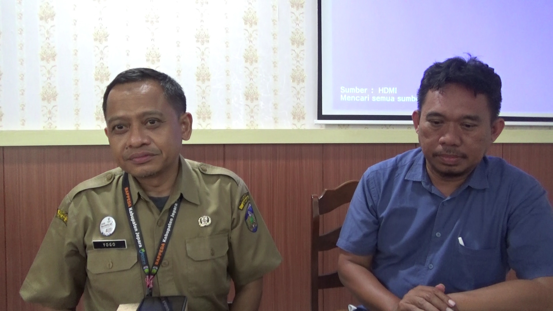 Kabid PISDAK Bapperida Jepara Dwi Yogo Adiwibowo (kiri) bersama Tim Ahli Penyusun FS KPI Mohamad Alianto (kanan)