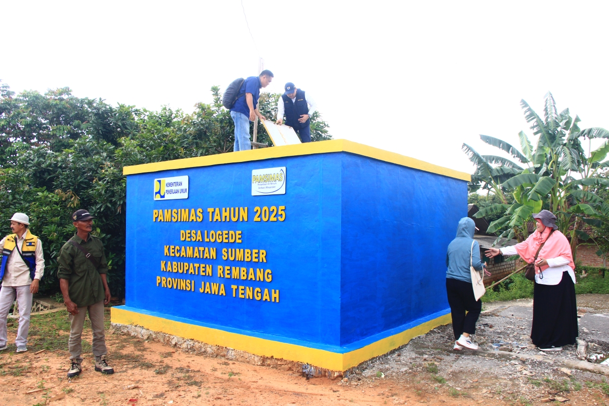 UJI COBA: Tim pendamping kegiatan Pamsimas Provinsi Jateng cek reservoir Pamsimas di Desa Logede, Kecamatan Sumber kemarin.