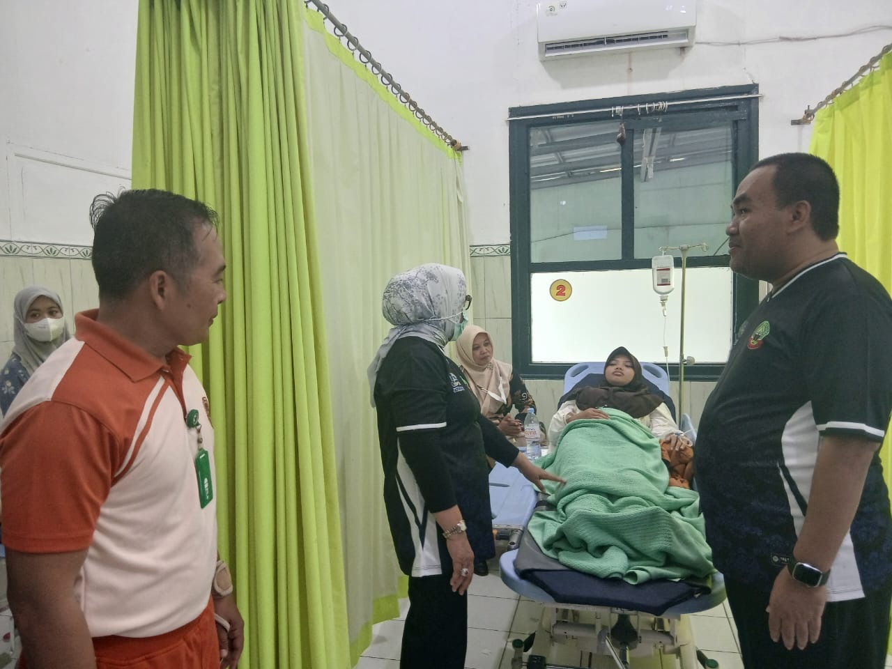 Bupati dan Wakil Bupati Blora (baju hitam) menjenguk siswa SMPN 1 Blora saat dirawat di RS DKT Blora ketika mengalami gejala keracunan MBG