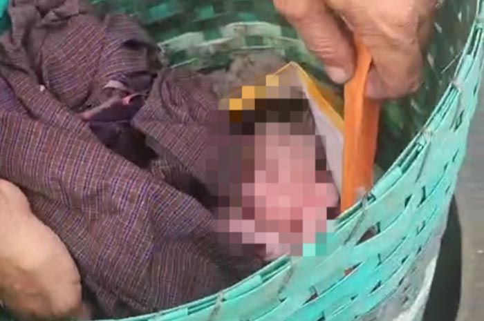 DIBUNGKUS: Kondisi bayi ketika ditemukan warga di Perumahan Puri Pati pada Senin (8/12).