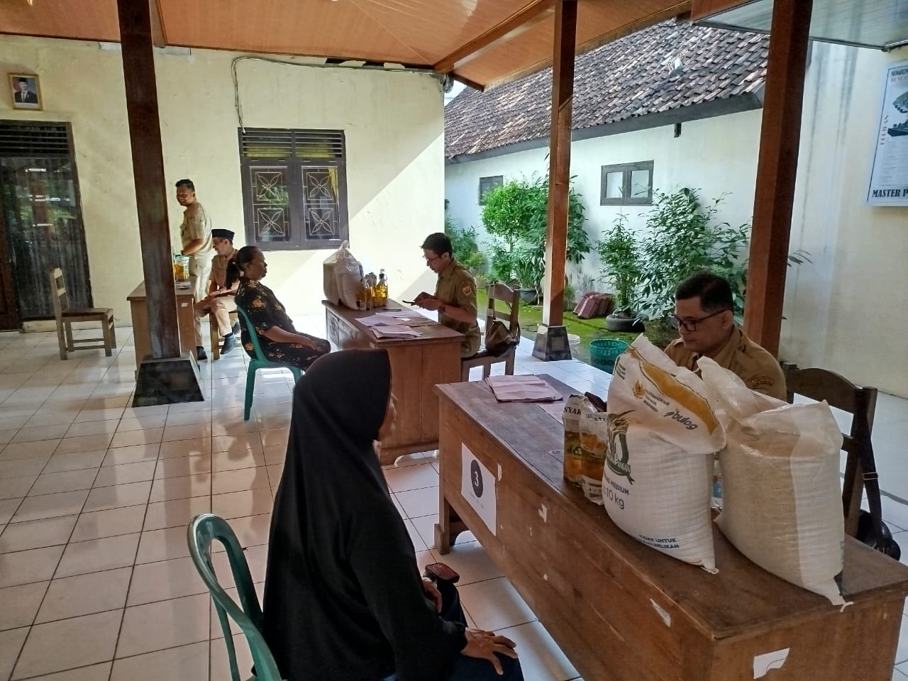 DISALURKAN: Warga Kelurahan Kuripan Kecamatan Purwodadi saat menerima BPNT.