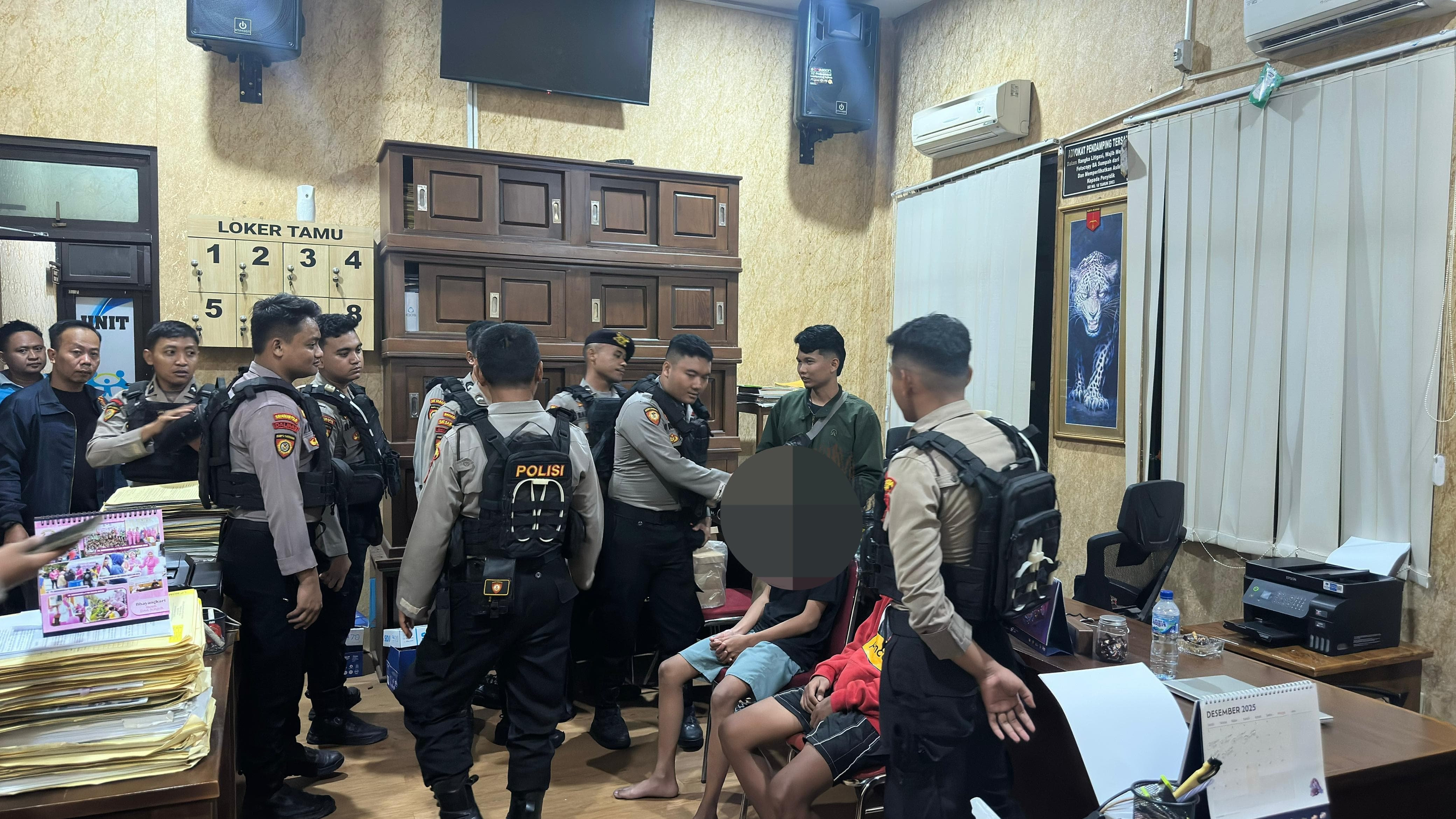 DITANGKAP: Remaja terduga gangster dikerumuni polisi di Kantor Polisi tadi malam.&nbsp;