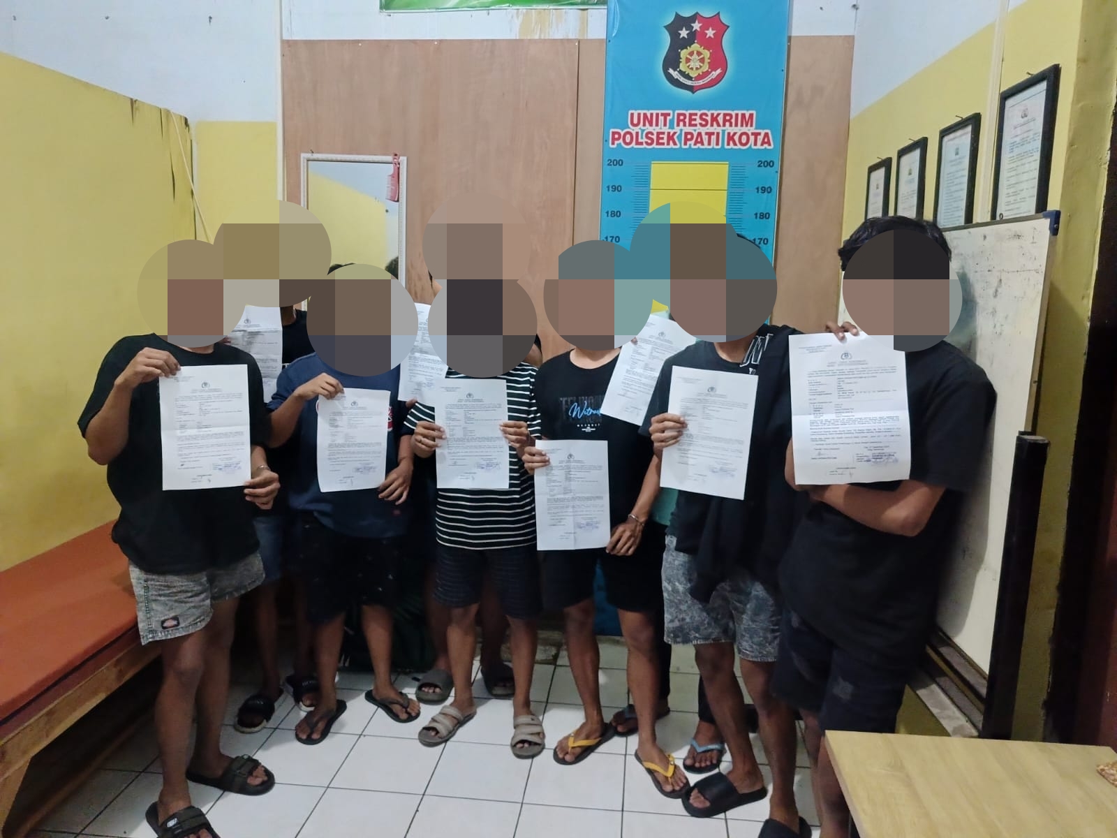 DITANGKAP: Remaja diamankan di Polsek kota tadi malam.