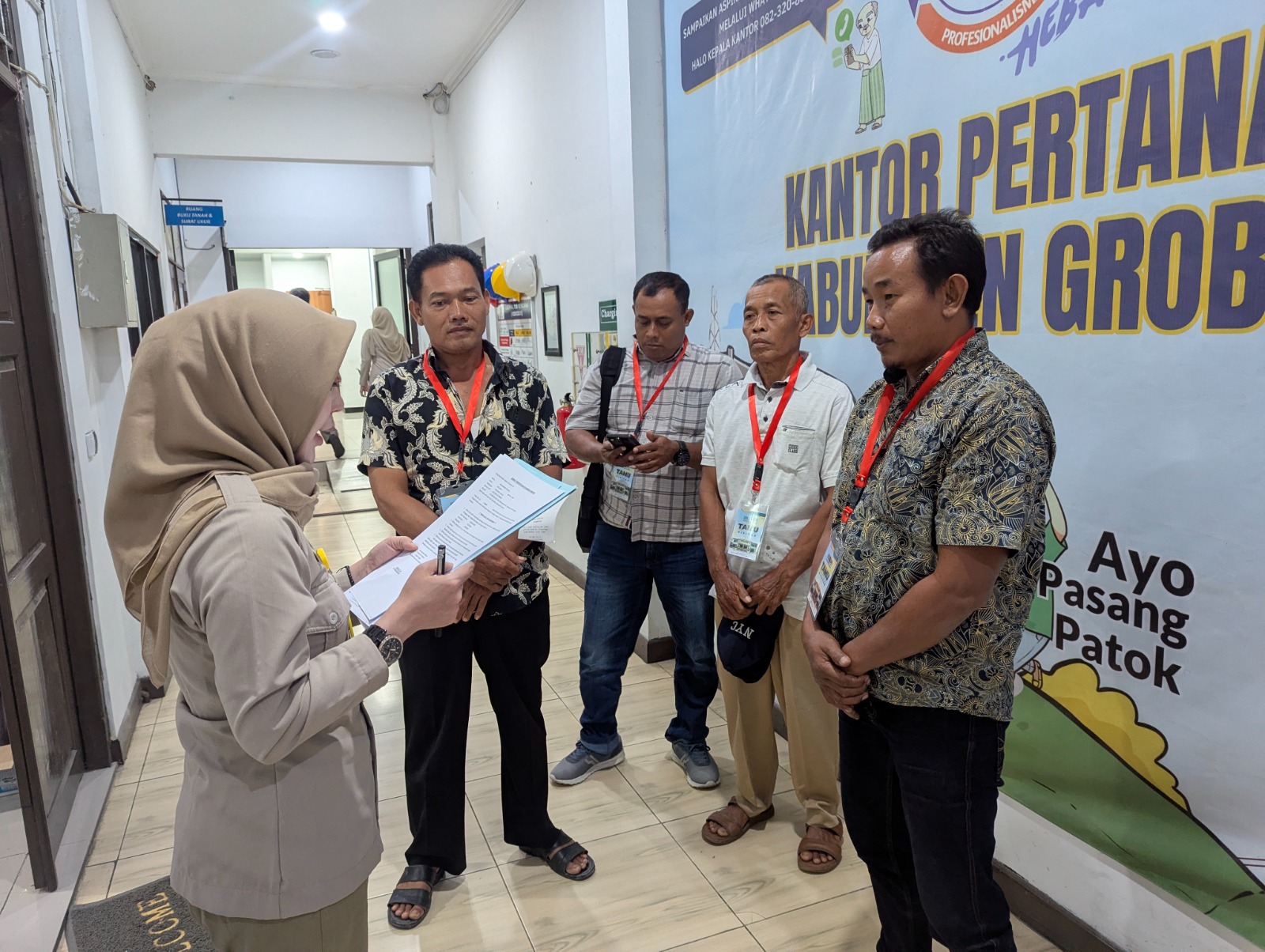 SUMPAH: Sejumlah warga saat melakuka sumpah di Kantah Grobogan.