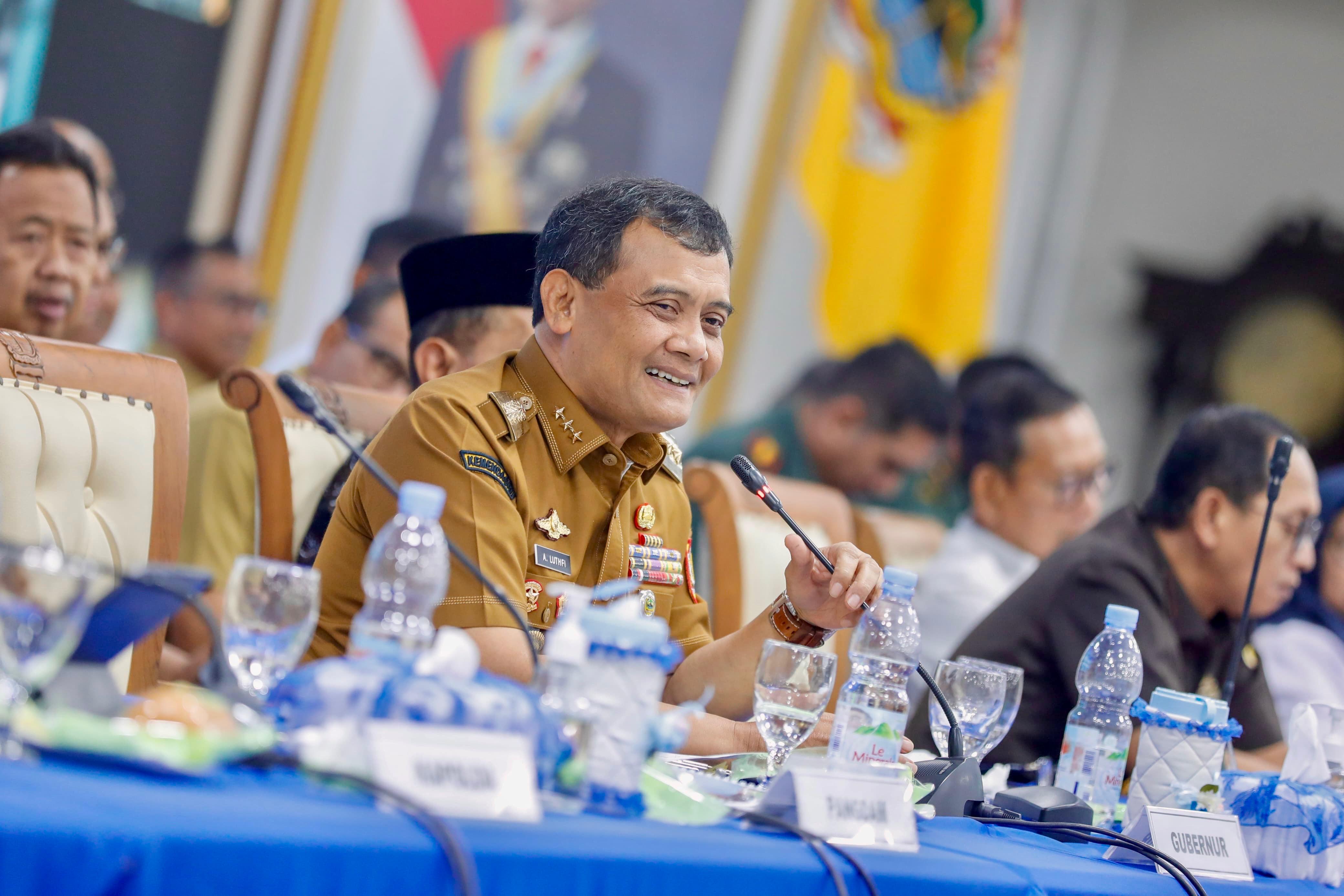 Gubernur Jawa Tengah, Ahmad Luthfi, usai mengikuti Rapat Koordinasi bersama Forkopimda Jawa Tengah terkait persiapan menghadapi Nataru di Gradhika Bhakti Praja, Senin, 8 Desember 2025.
