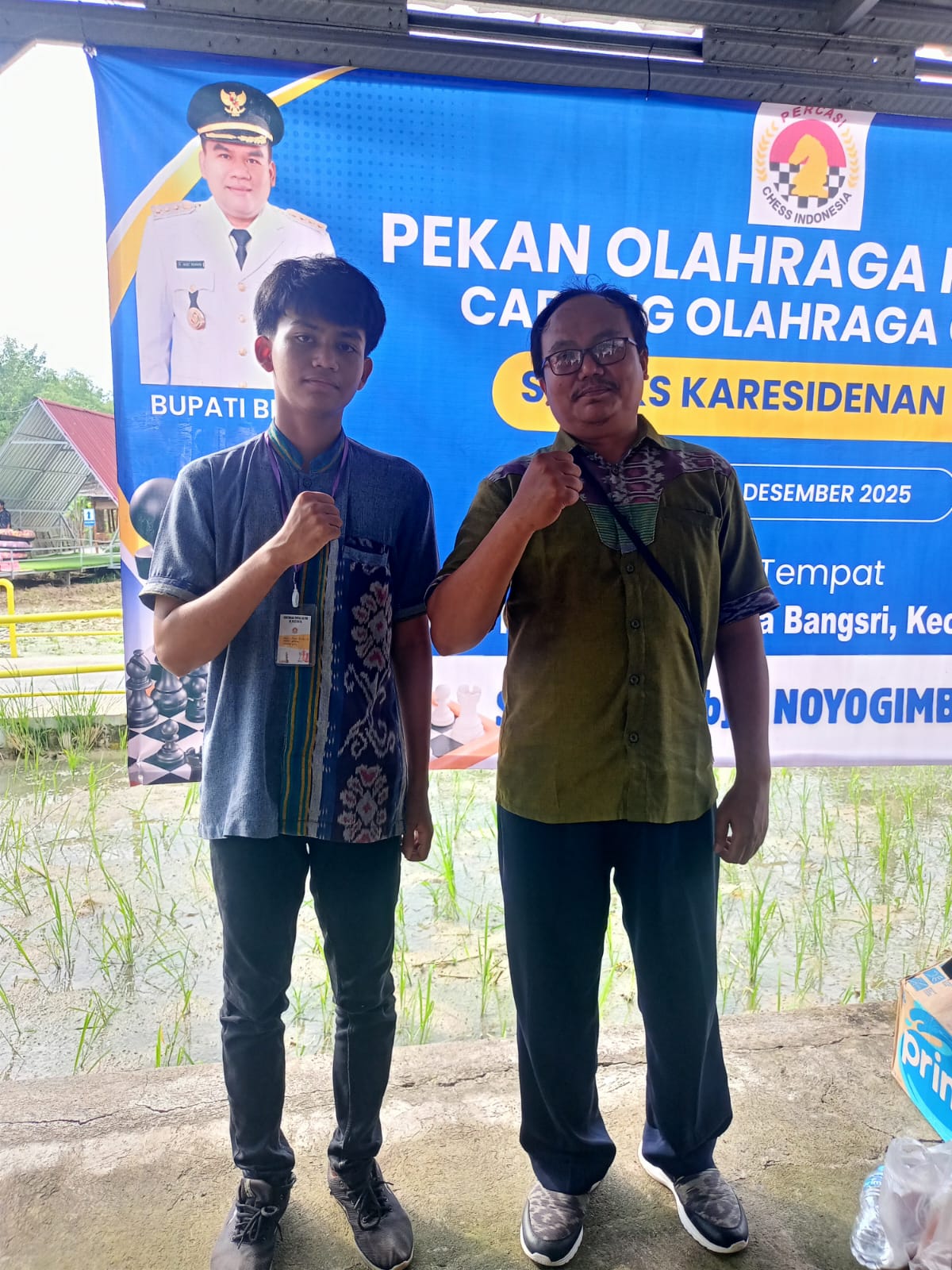 SELAMAT: Bima dan orang tuanya, Amin Fahrudin usai laga catur Karesidenan Pati di Blora Senin, 08 Desember 2025.
