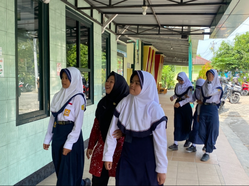 KERACUNAN: Siswa SMPN 1 Blora datang ke RS DKT Blora untukperiksa kesehatan setelah mengalami mual dan sakit perut paska menyantap MBG pada Selasa (25/11) lalu.