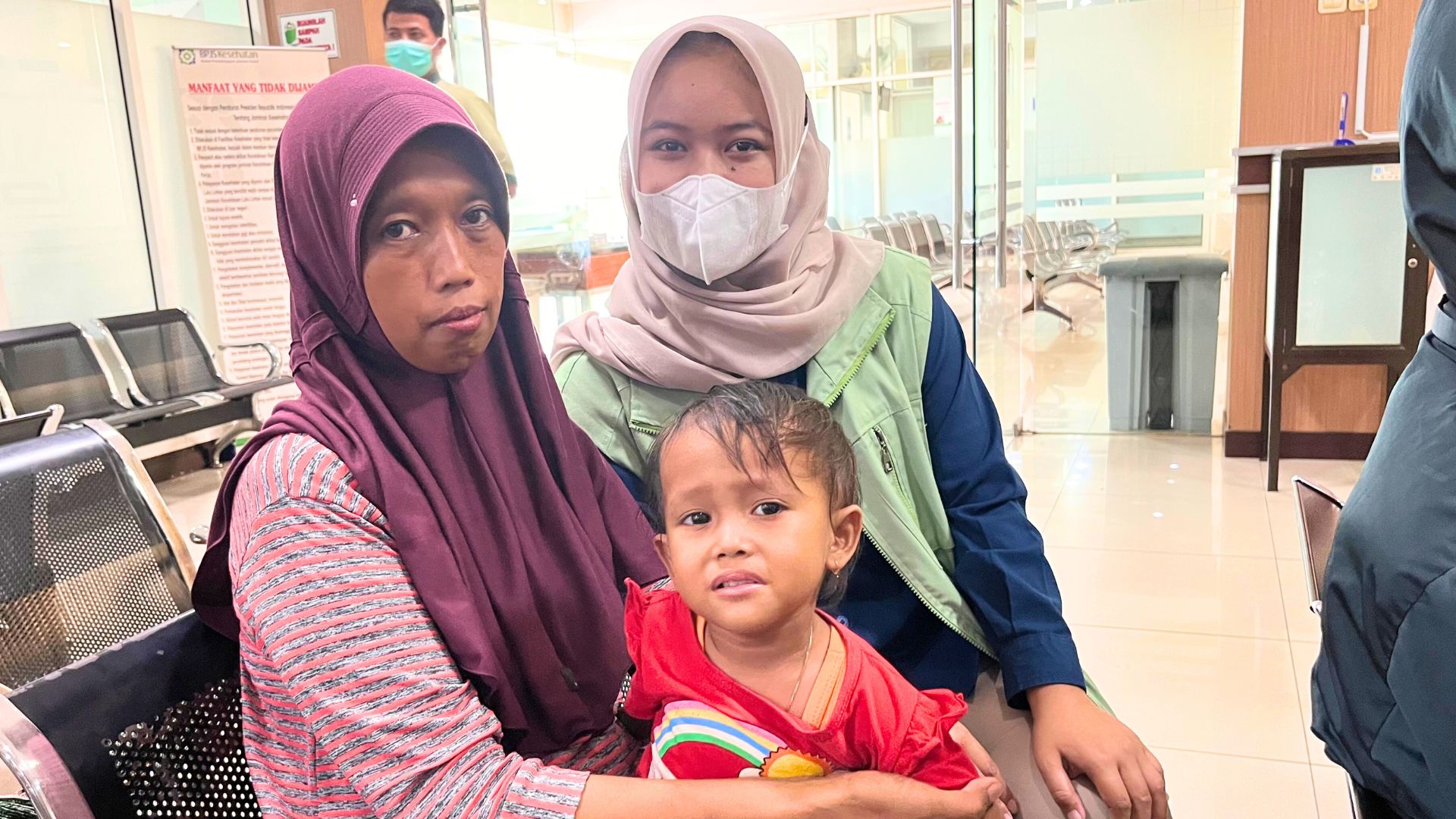 Peserta JKN asal Desa Medini, Kecamatan Undaan, Nihayatul Rasidah (39) memeriksakan sang anak, Shafira (26 bulan) yang mengalami penurunan berat badan.