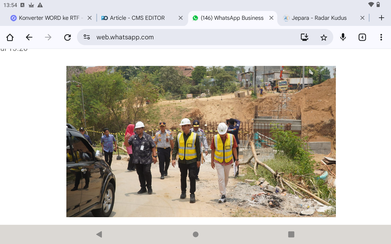 KE LAPANGAN: Bupati Jepara Witiarso Utomo (tengah) meninjau pengerjaan jembatan Banyuputih-Pendosawalan didampingi Kepala DPUPR Jepara Hery Y. (Kanan).