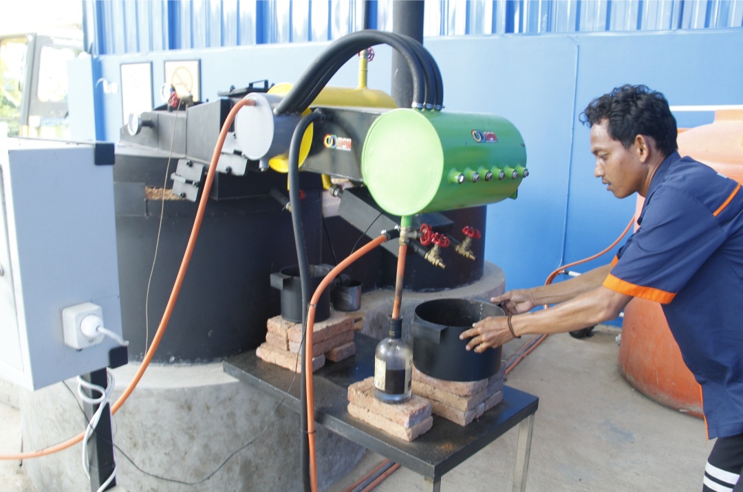 PERLU PEMBENAHAN: Petugas di PDU TPA Karimunjawa Indra, tengah memproses produksi petasol belum lama ini.