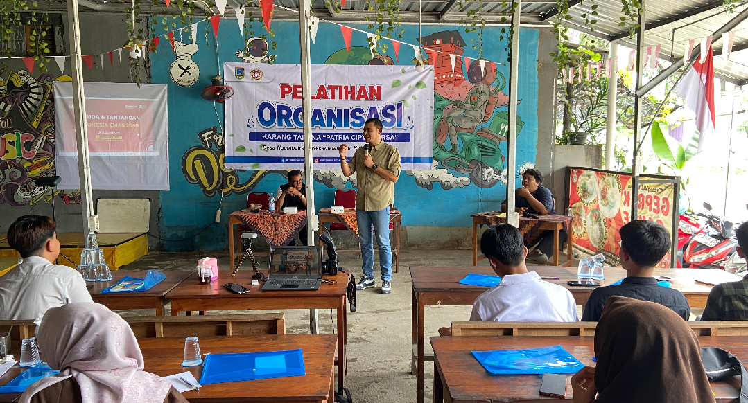 PELATIHAN: Ketua KPU Kudus, Ahmad Amir Faisol memberikan wawasan terkait pembangunan karakter pemuda di Pelatihan Karang Taruna, kemarin. (ANDIKA TRISNA SAPUTRA/RADAR KUDUS)