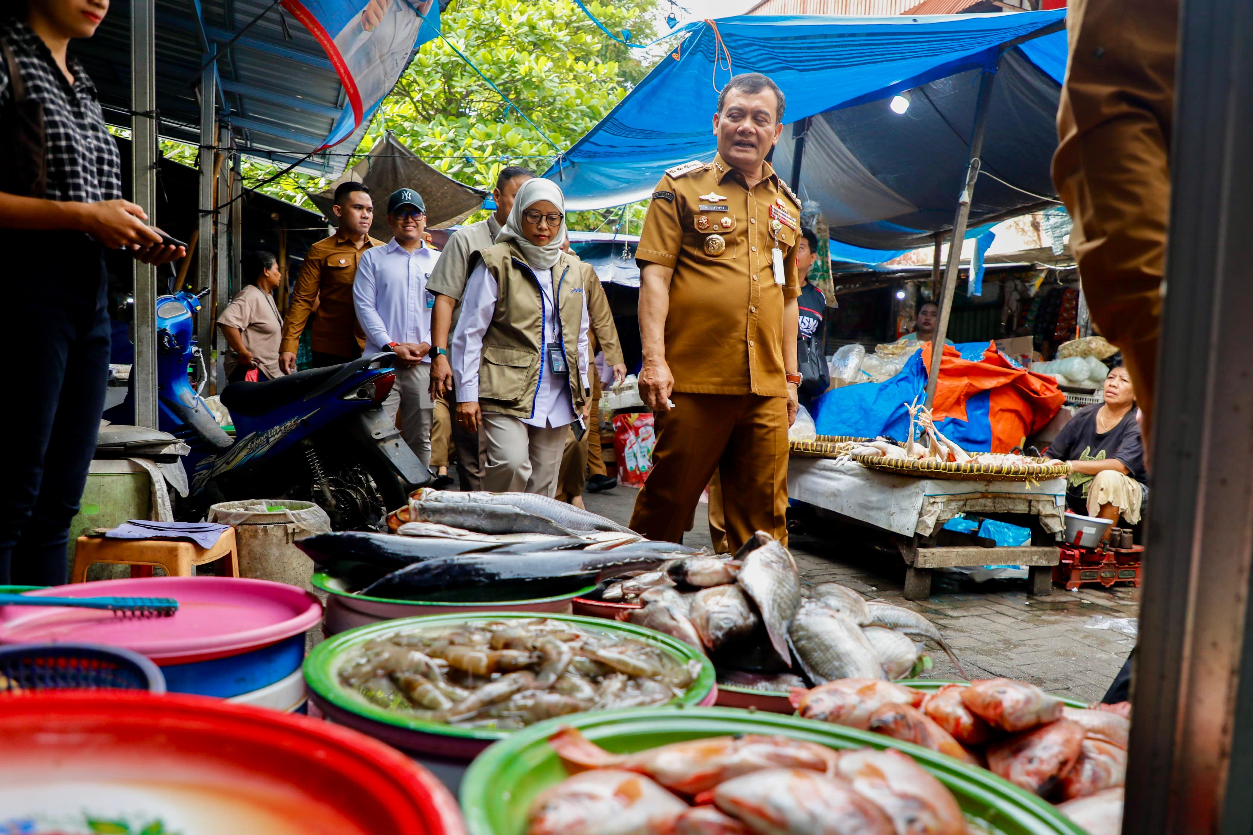 Gubernur Ahmad Luthfi  meninjau kestabilan harga Bahan Pokok di Pasar Karangayu