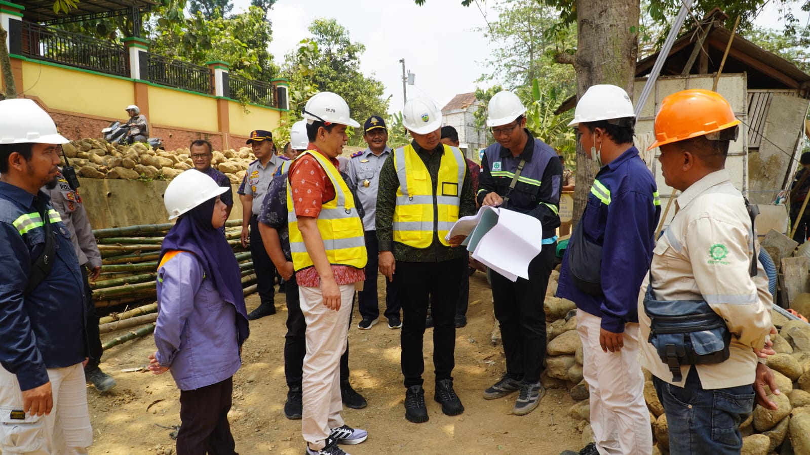 PROGRES: Bupati Jepara Witiarso Utomo meninjau progres pembangunan jembatan Banyuputih.