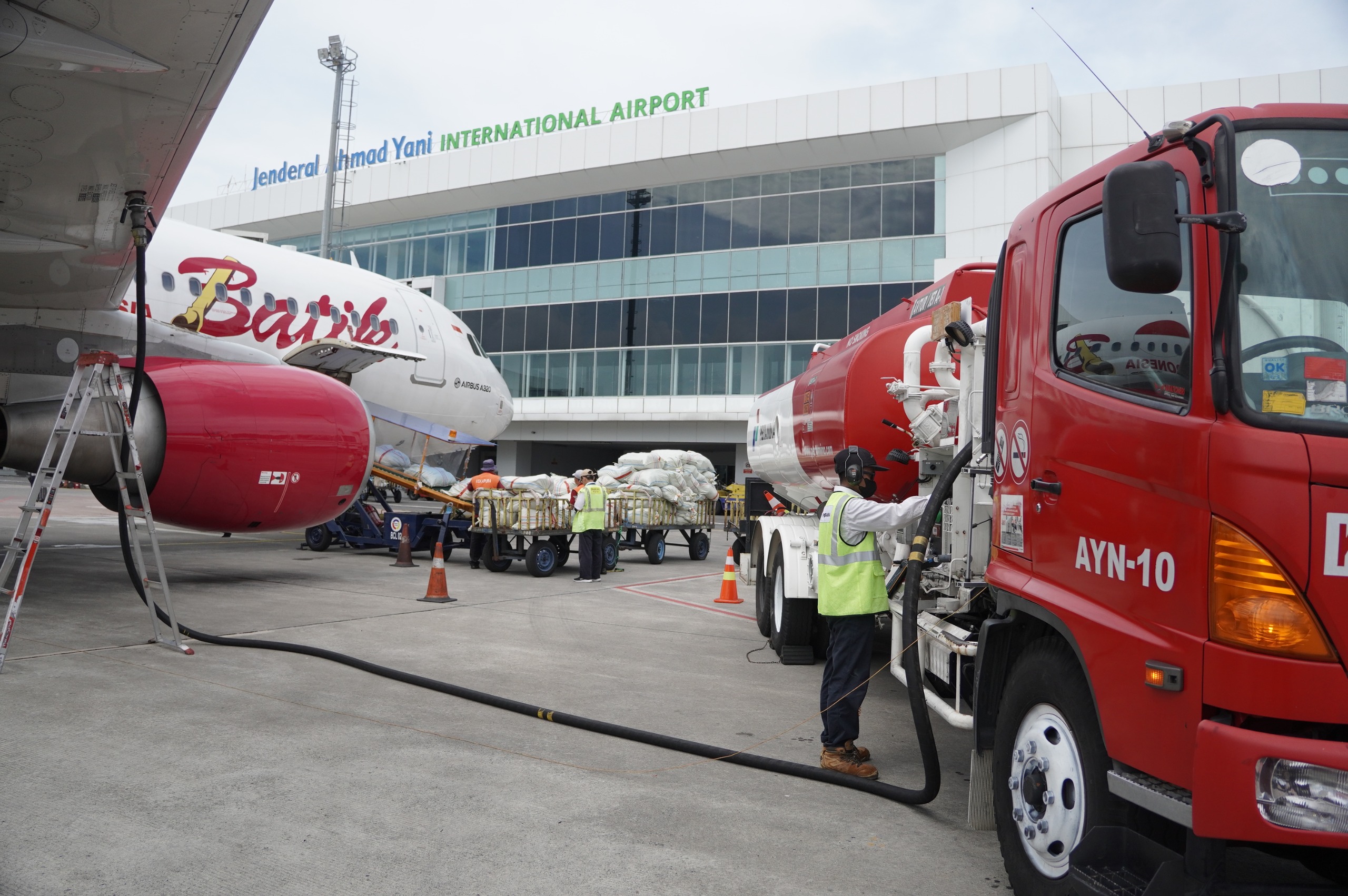 Pegawai Pertamina memastikan suplai avtur aman di seluruh Depot Pengisian Pesawat Udara