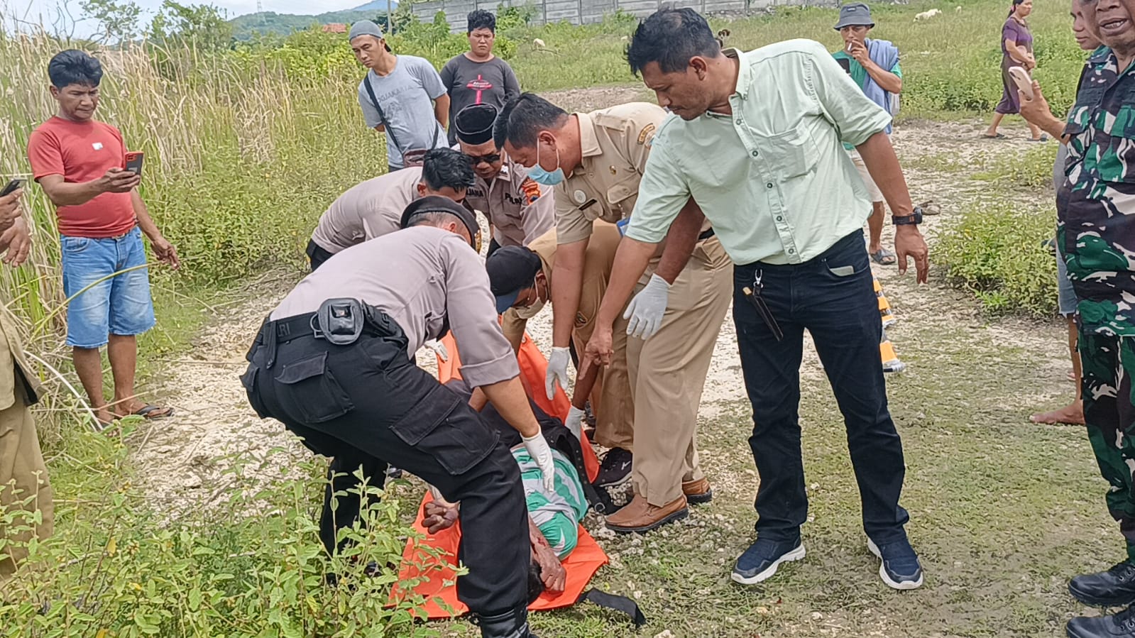 EVAKUASI: Sejumlah petugas kepolisian dan puskesmas mengevakuasi Mulyono yang ditemukan meninggal dunia di tepi pantai Binangun.