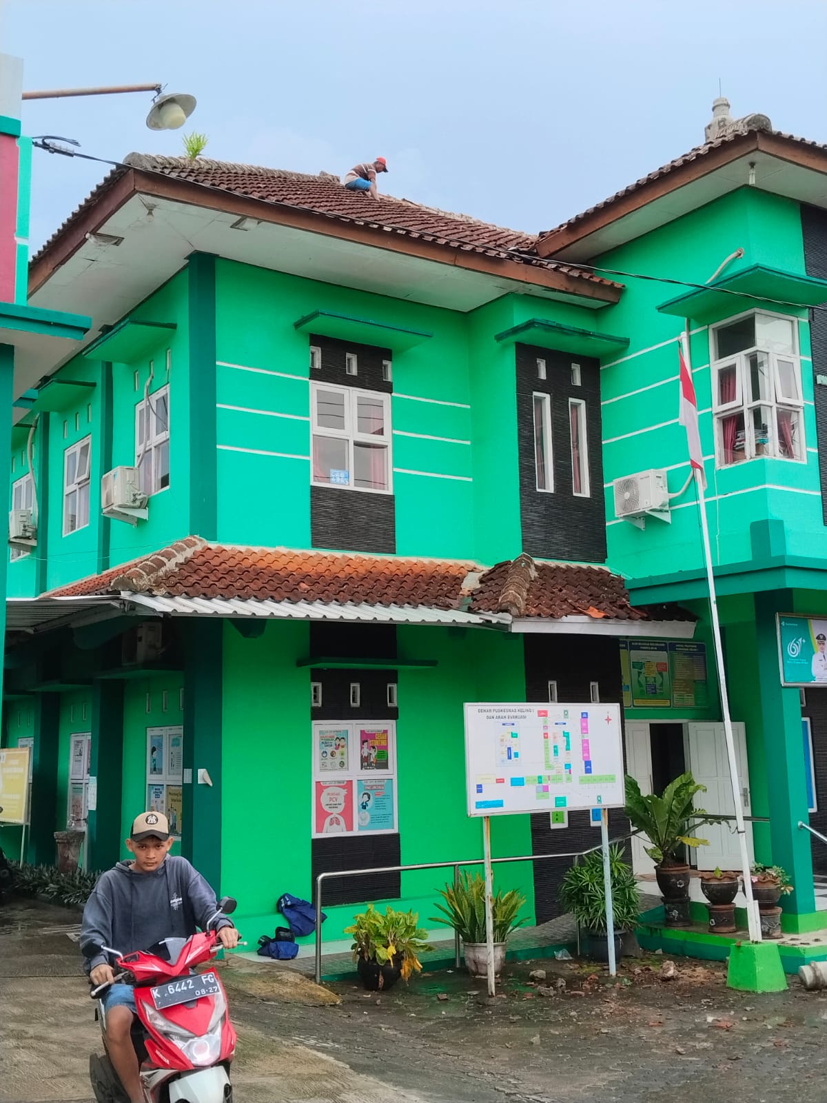 GERAK CEPAT: Tukang langsung memperbaiki atap Puskemas Keling I yang rusak akibat disambar petir pada Selasa (9/12).