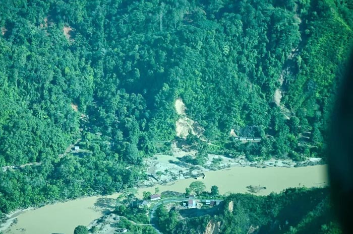 Foto udara pegunungan pasca longsor dan banjir Kabupaten Tapanuli Utara, Sumatera Utara, Senin (1/12/2025).