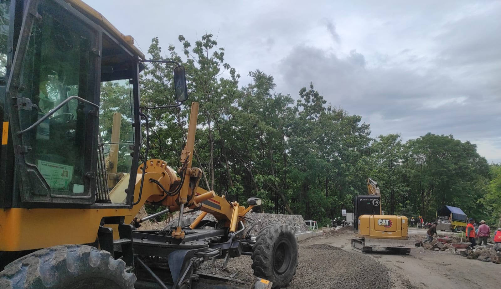 DIKEBUT: Pekerjaan proyek Jalan Posong ruas Kuwu-Galeh terus dikebut.