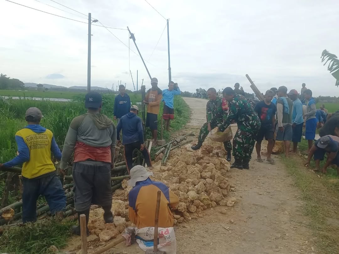 GOTONG ROYONG: Babinsa Koramil 11/Gabus saat melakukan penanganan darurat.
