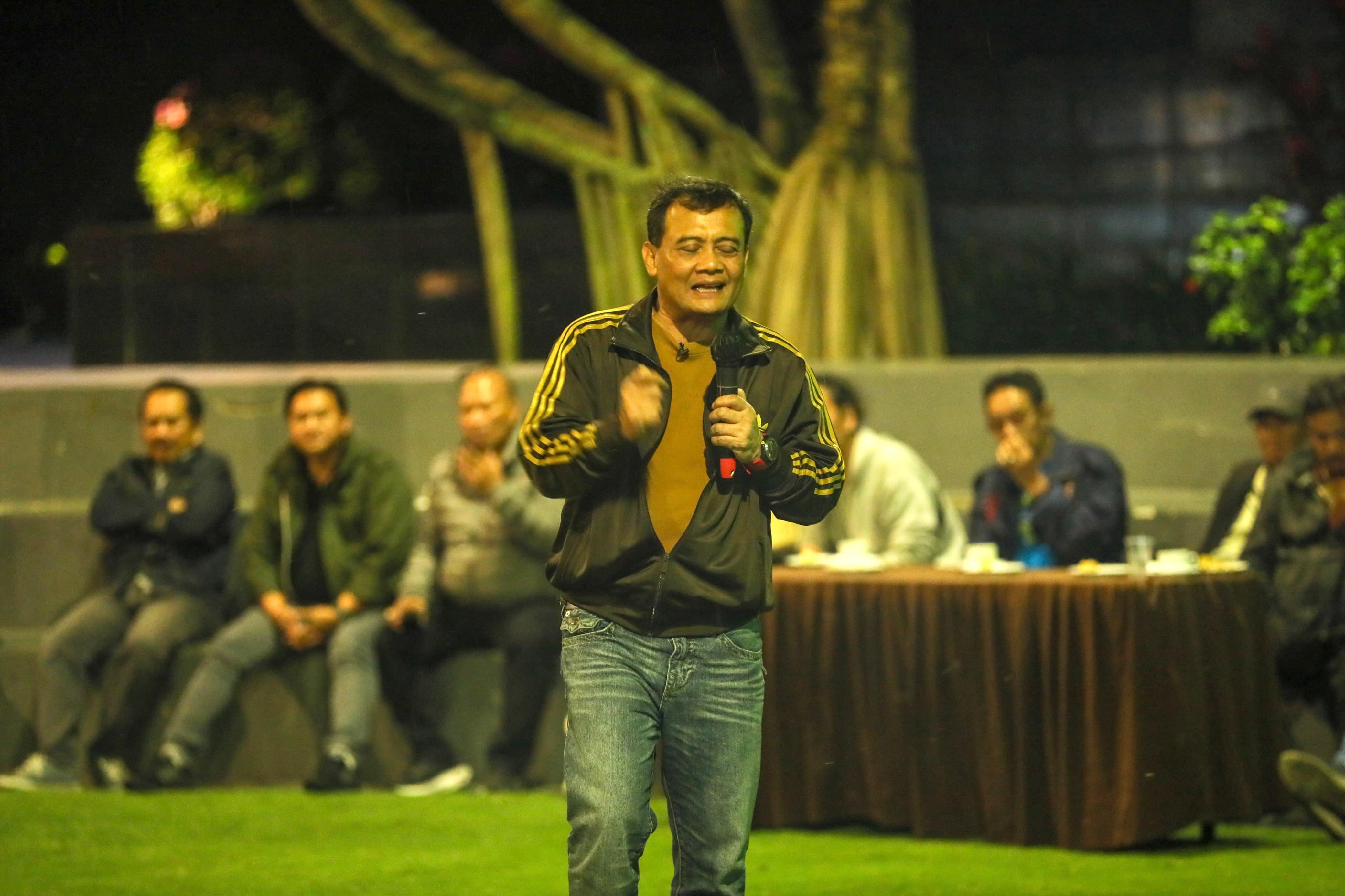 Gubernur Jawa Tengah Ahmad Luthfi dan para wartawan di Griya Persada, Bandungan, Kabupaten Semarang, Senin malam, 8 Desember 2025.