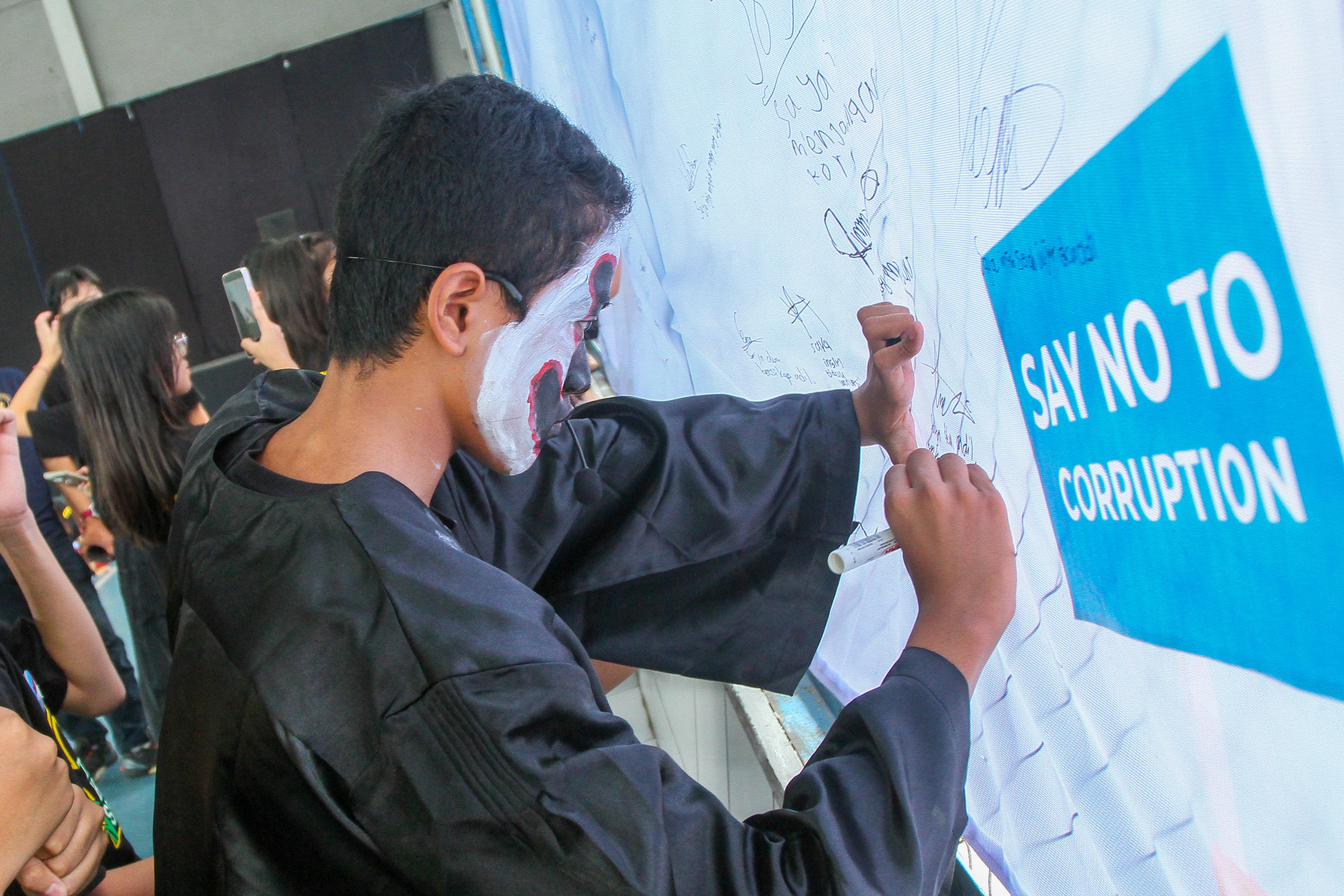 DIGAUNGKAN: Siswa SMP Kanisius Kudus mendeklarasikan diri saat memperingati Hakordia.