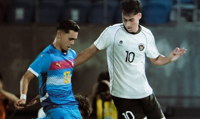 Rafael Struick berduel dengan pemain Filipina saat Sea Games 2025