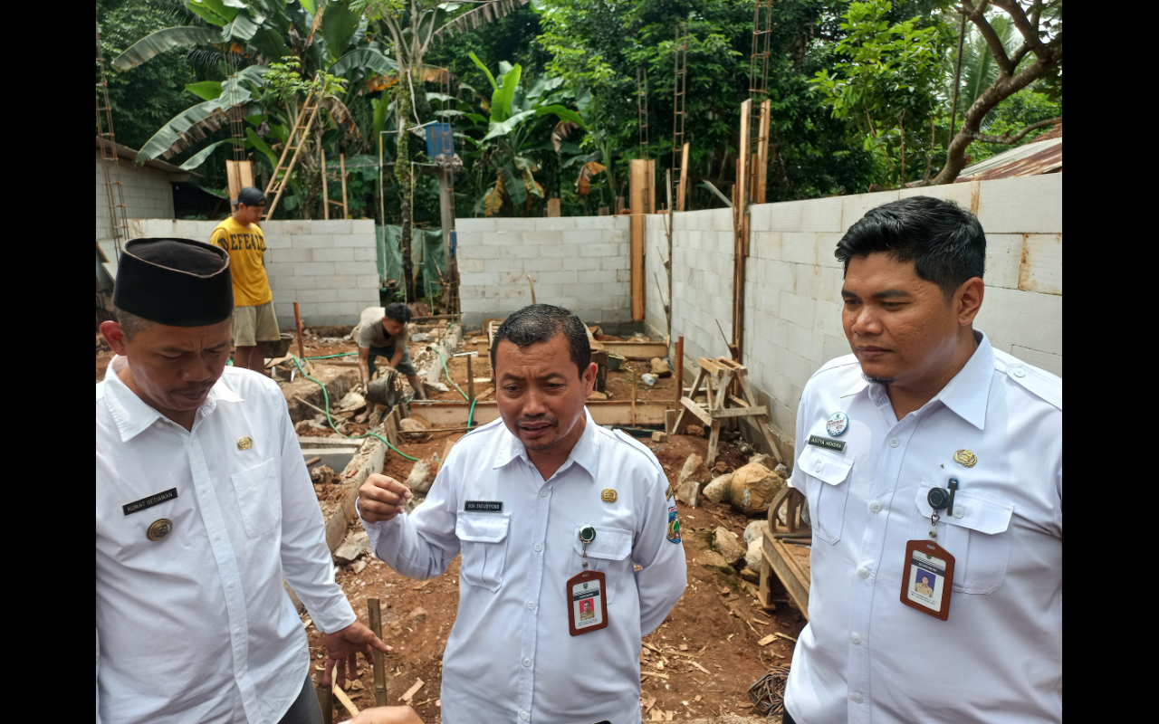 KEBUT: Kepala Disperkim Jepara Moh Eko Uddyono bersama jajarannya meninjau lokasi pembangunan BSPS di Desa Bawu Kecamatan Batealit.
