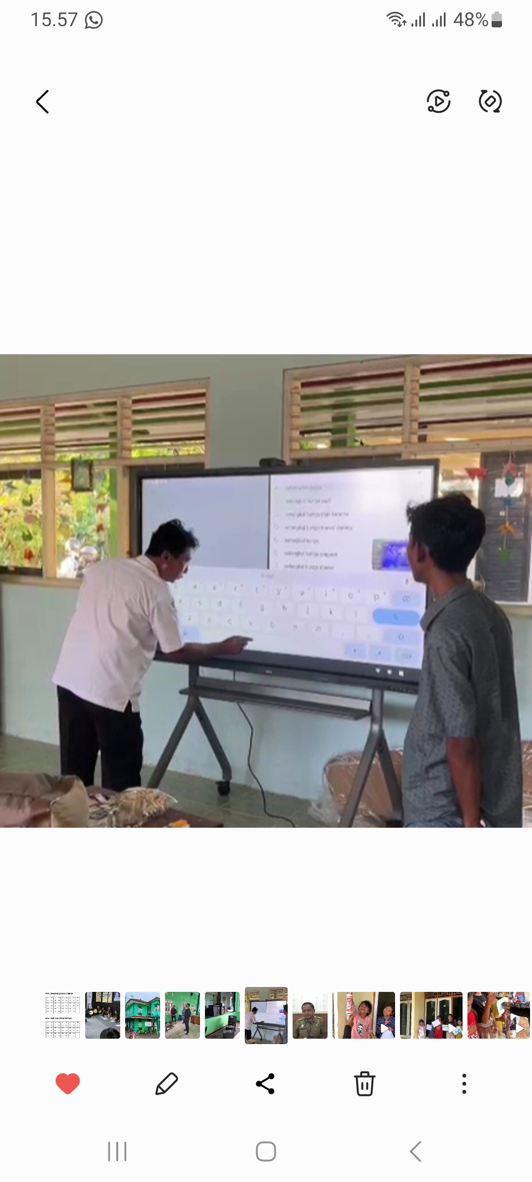 CEK FUNGSI: Petugas tengah mengecek smartboard usai diterimakan di SDN Kemujan, Karimunjawa.