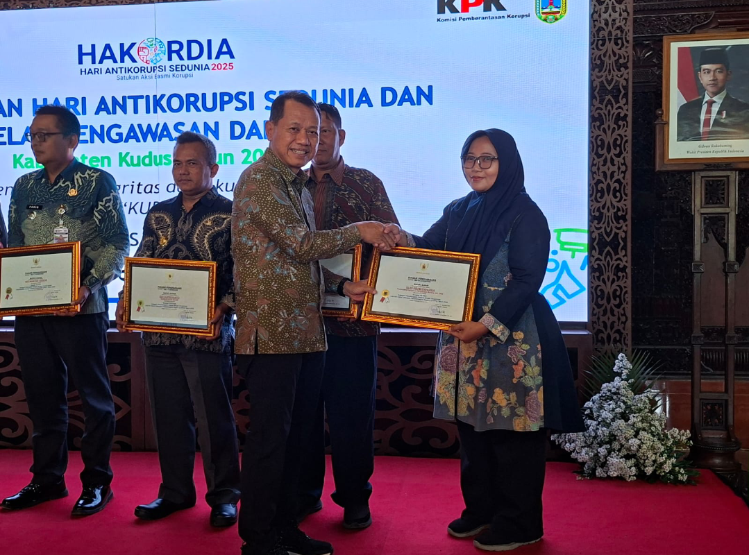 SERAH TERIMA: Bupati Kudus Sam