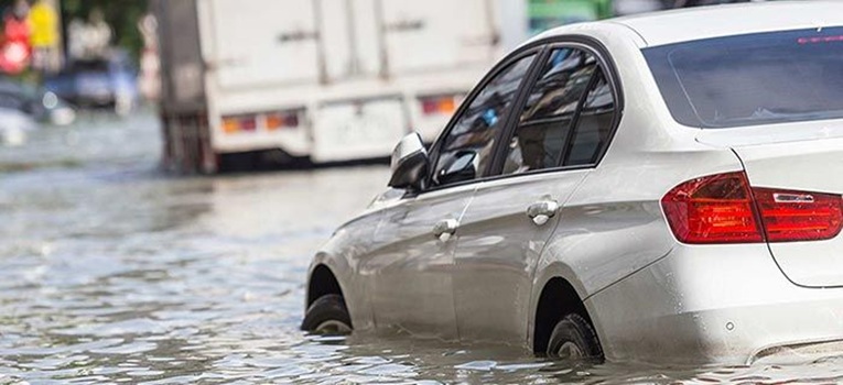 Ilustrasi Mobil Terendam Banjir