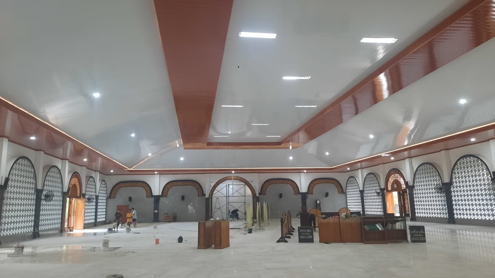 NYARIS RAMPUNG: Bangunan Masjid Jabalul Khoir Simpang Lima Purwodadi yang hampir selesai rehab.