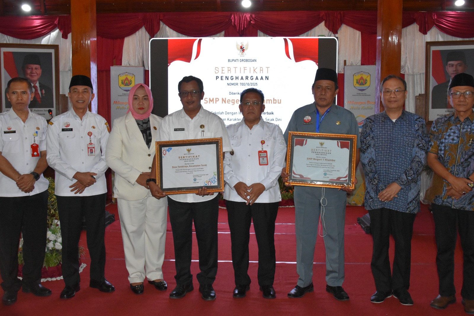 PENGHARGAAN: Desa Tambirejo dan SMPN 1 Klambu saat menerima penghargaan di Hakordia 2025.