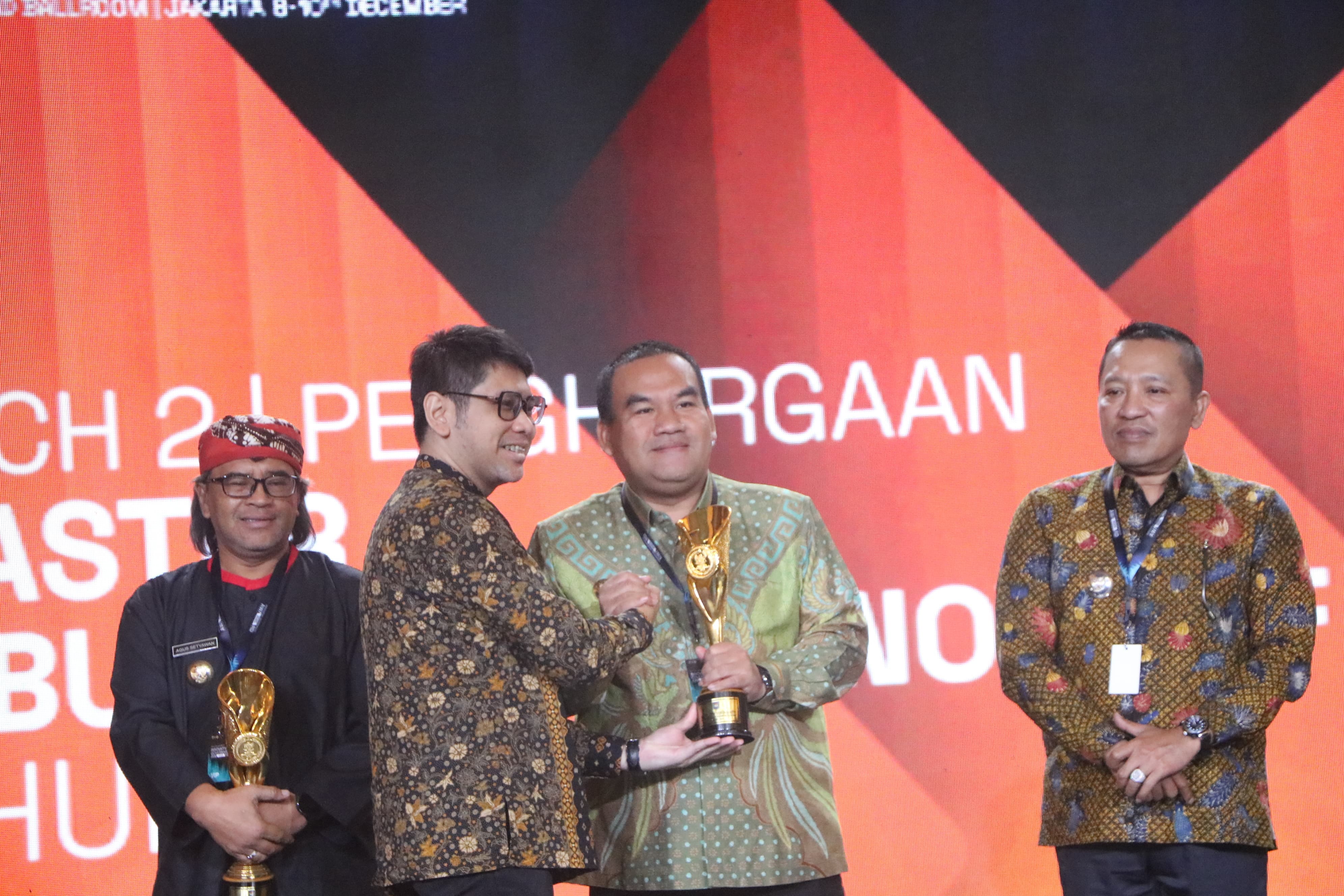 Wakil Menteri Dalam Negeri (Wamendagri) Akhmad Wiyagus menyerahkan Anugerah Innovative Government Award (IGA) 2025) kepada Bupati Blora, Dr. H. Arief Rohman, S.IP., M.Si., dalam malam puncak penganuge