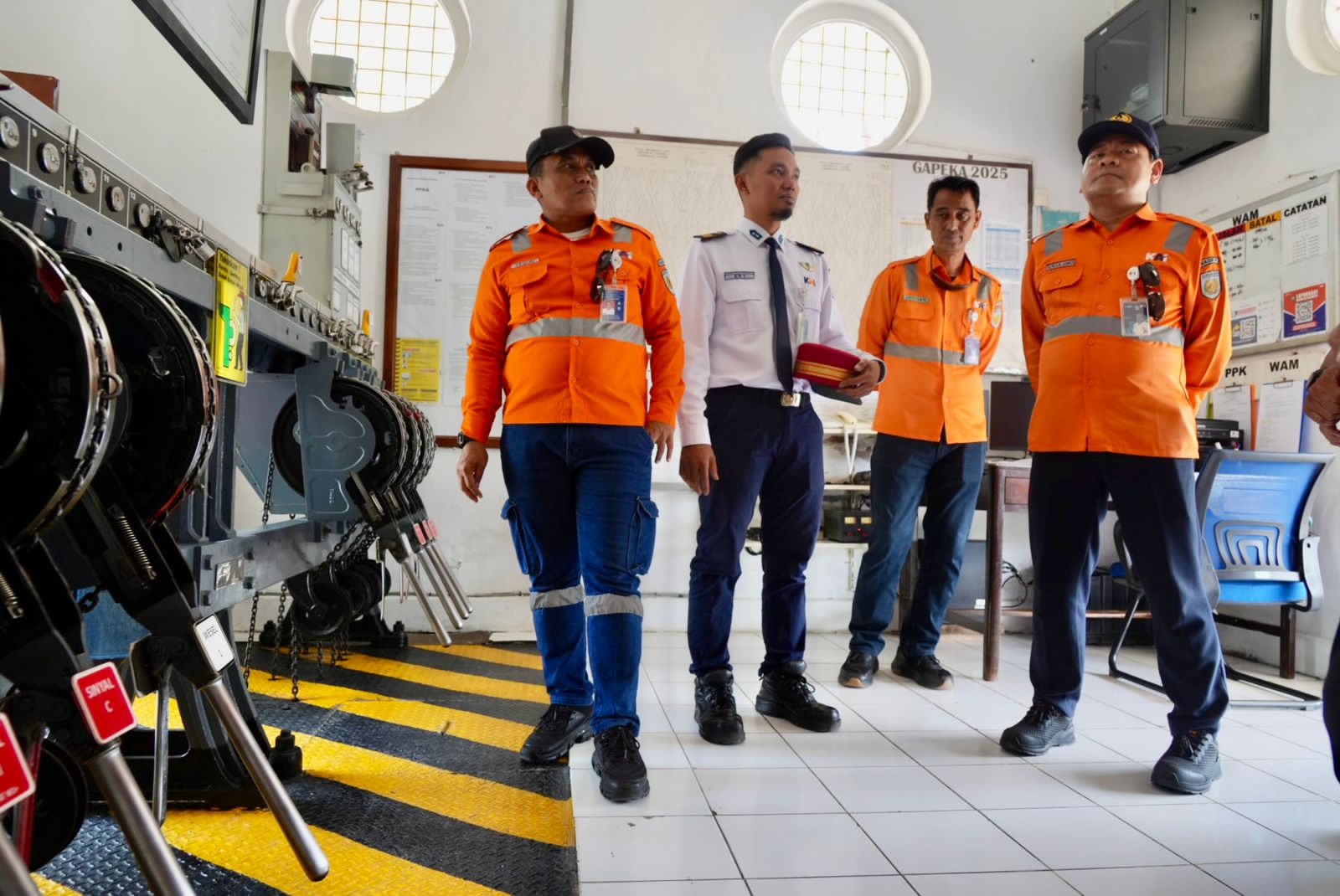 MENGECEK: Kepala Daop 4 Semarang saat mengecek sejumlah stasiun di Grobogan.