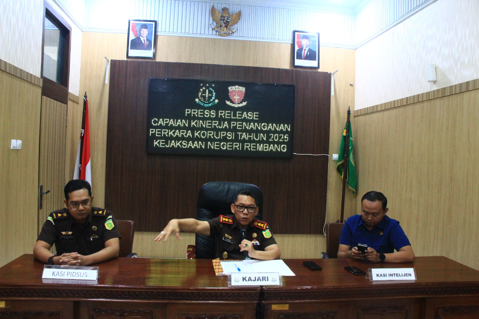 PAPARKAN CAPAIAN: Kepala Kejaksaan Negeri Rembang, Jendra Firdaus didampingi Kasi Pidsus dan Kasi Intelijen paparkan pres release perkara korupsi tahun 2025 di aula kejari.