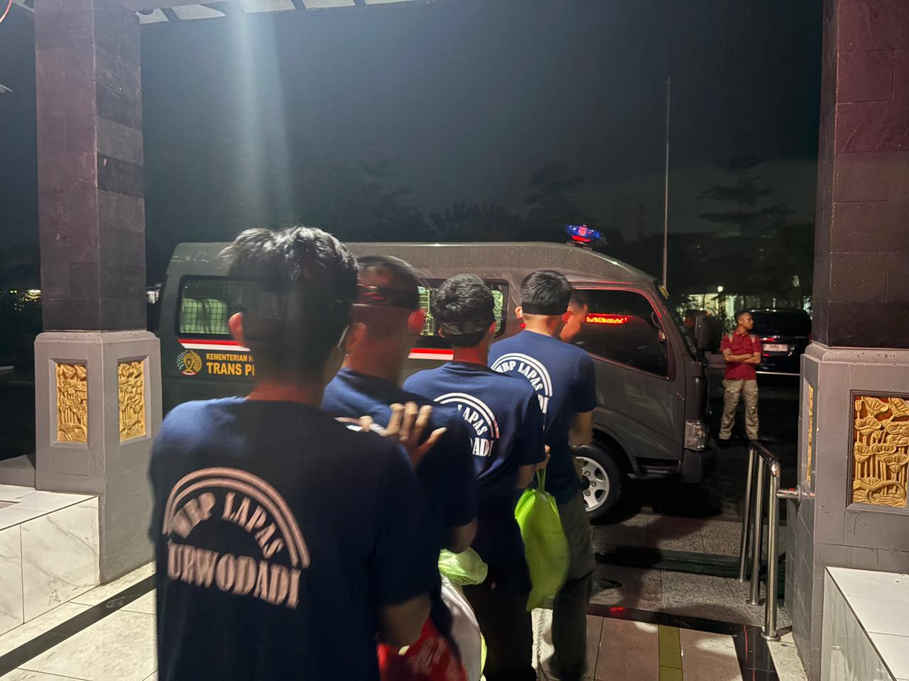 DIPINDAHKAN &ndash; Warga binaan Lapas Purwodadi dipindah dalam laksnakan program pembinaan lanjutan ke Lapas Narkotika kelas II B Purwokerto.