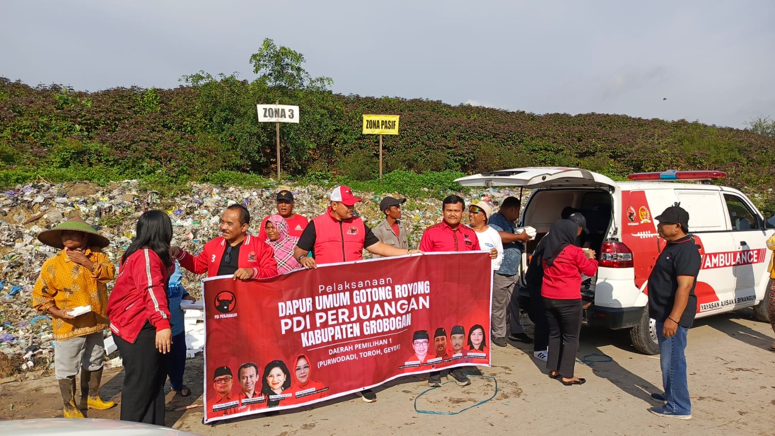 BERBAGI &ndash; Anggota DPC PDI P Grobogan membuat dapur umum dan membagikan nasi kotak kepada para pedagang kecil, tukang becak, pemulung dan tukang kebersihan di Kota Purwodadi.