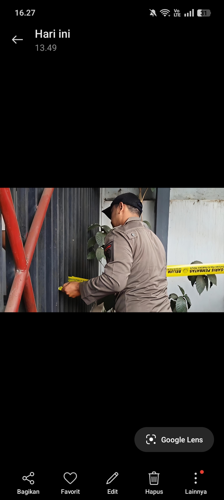 DITUTUP: Satpol PP Pati menyegel hotel di Desa Puncel, Dukuhseti pada Rabu (10/12).