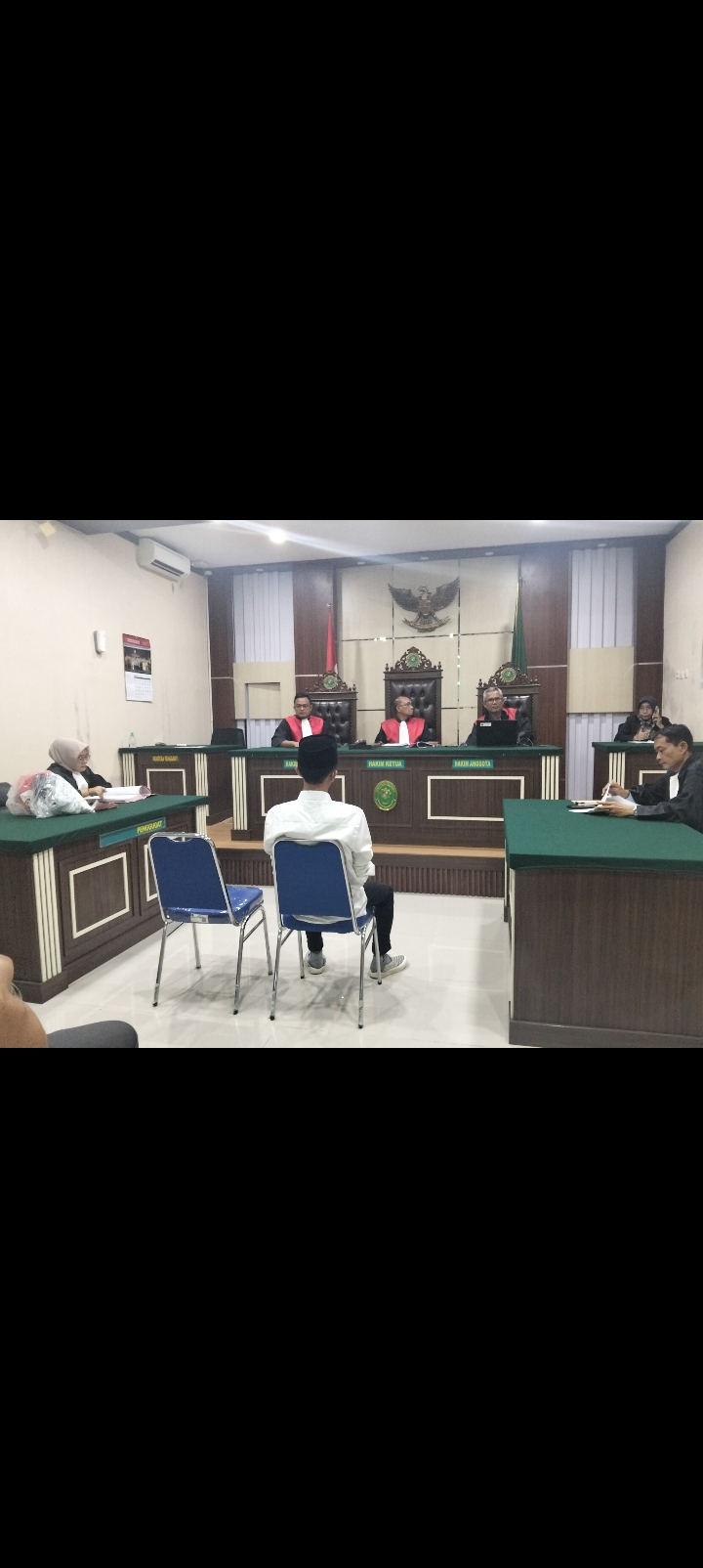 DUDUK: Pengadilan Negeri Pati menjalankan sidang penganiayaan di Ruang Candra PN Pati pada Rabu (10/12).