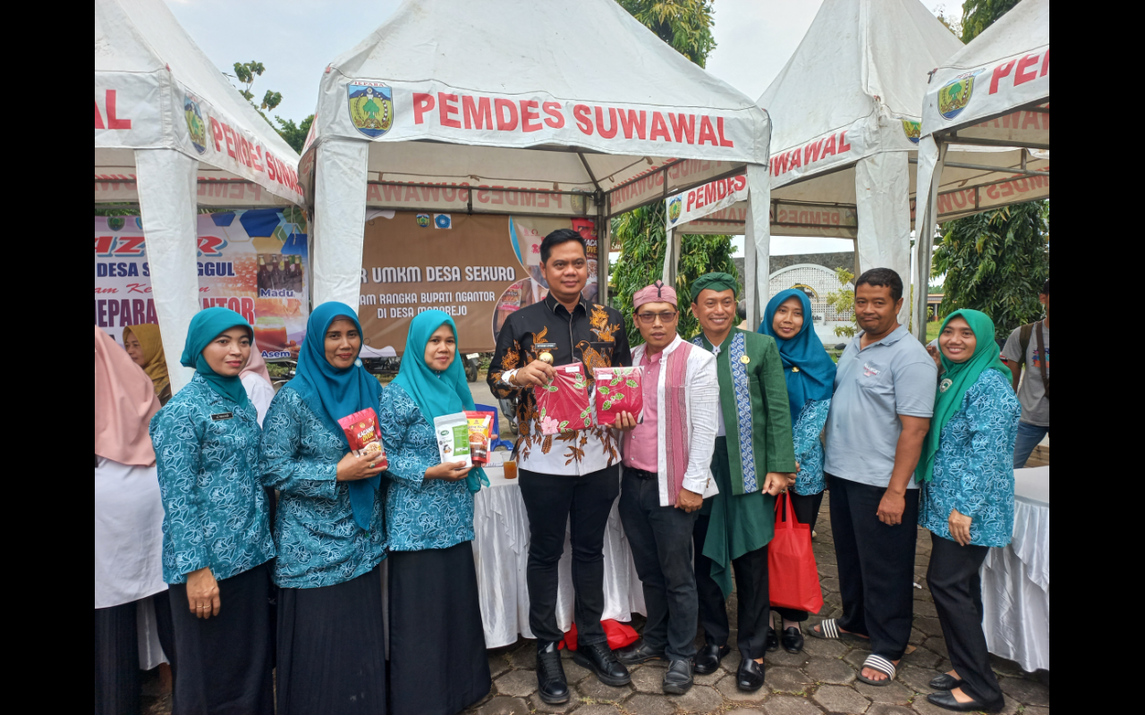 SUPPORT: Bupati Jepara kunjungi stand UMKM perajin batik pada Rabu (10/12).