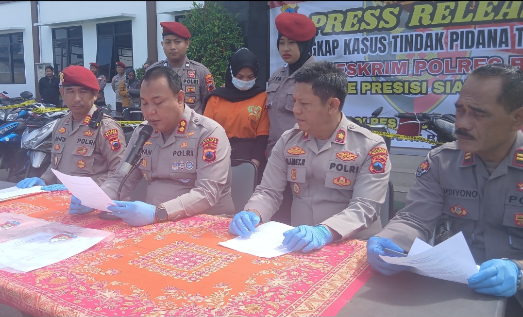 TEGAS: Kapolres Blora AKBP Wawan Andi Susanto (depan dua dari kiri) saat menyampaikan ungkap kasus aborsi.