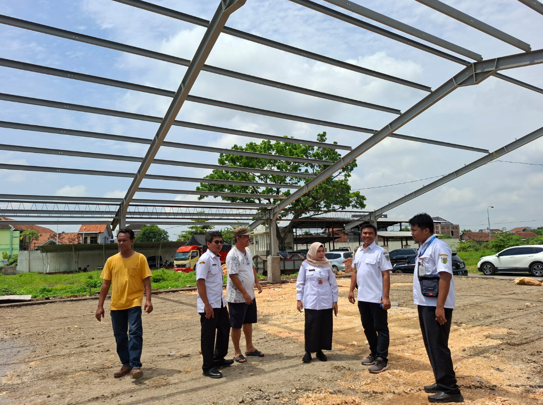 MONITORING: Dinas Perdagangan Kudus meninjau pekerjaan pembangunan Gedung Pasar Babe tahap dua, Rabu (10/12). (ANDIKA TRISNA SAPUTRA/RADAR KUDUS)
