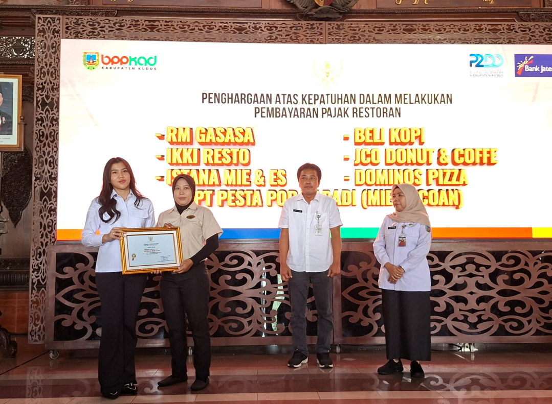 SERAH TERIMA: Wabup Kudus, Bellinda Putri Sabrina Birton memberikan penghargaan kepada instansi dan perusahaan yang taat pajak, Rabu (10/12). (ANDIKA TRISNA SAPUTRA/RADAR KUDUS)