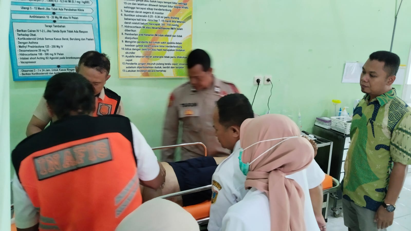 IDENTIFIKASI: Tim Inafis Polres Kudus melakukan pemeriksaan pada peziarah yang meninggal dunia.