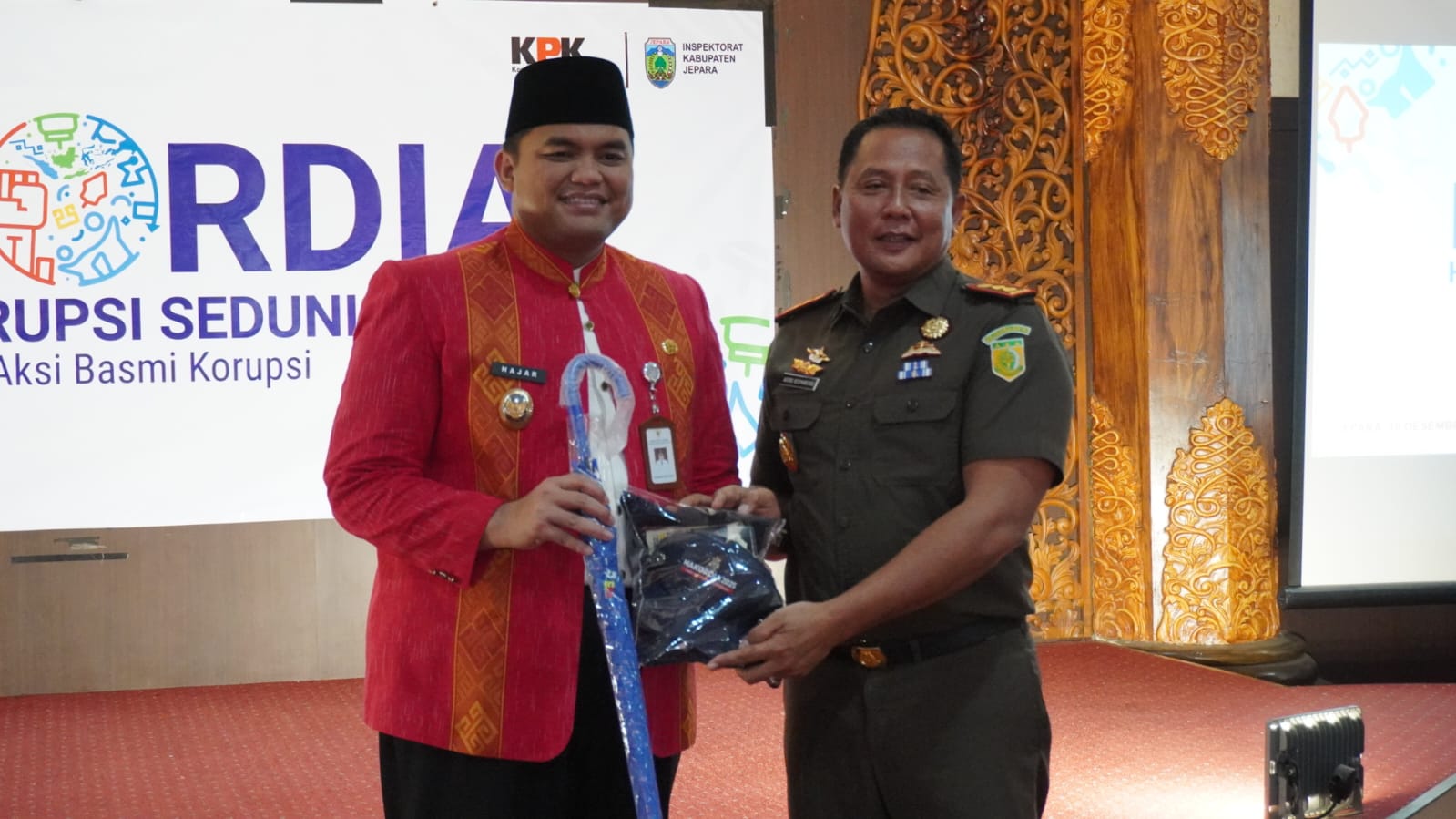 SINERGI: Wakil Bupati Jepara Gus Hajar (kiri) bersama Kepala Kejaksaan Negeri Jepara Agung Bagus Kade Kusimantara saat menghadiri peringatan Hakordia 2025.