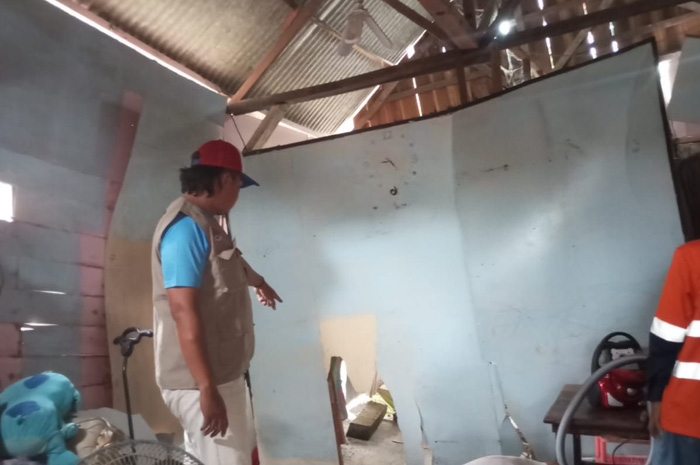 TANGGAP: Petugas BPBD Blora saat meninjau lokasi amblesan di Kelurahan Cepu Kecamatan Cepu.